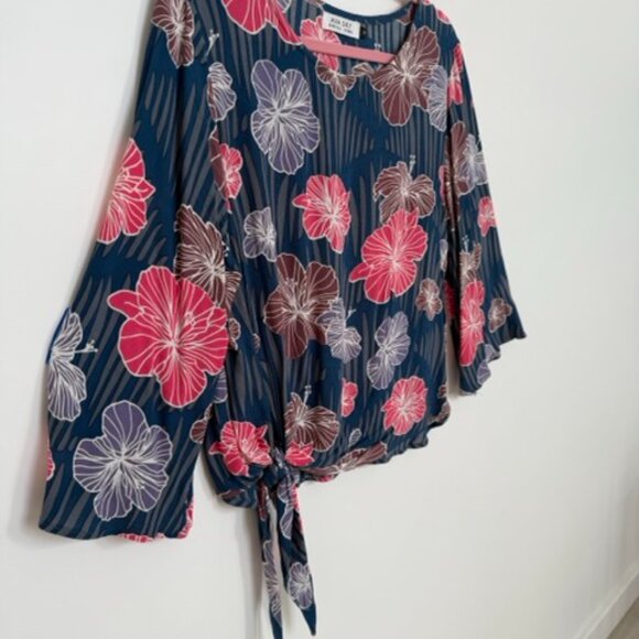 Fighting Eel Ava Sky Womens Top- Size M - Picture 3 of 4